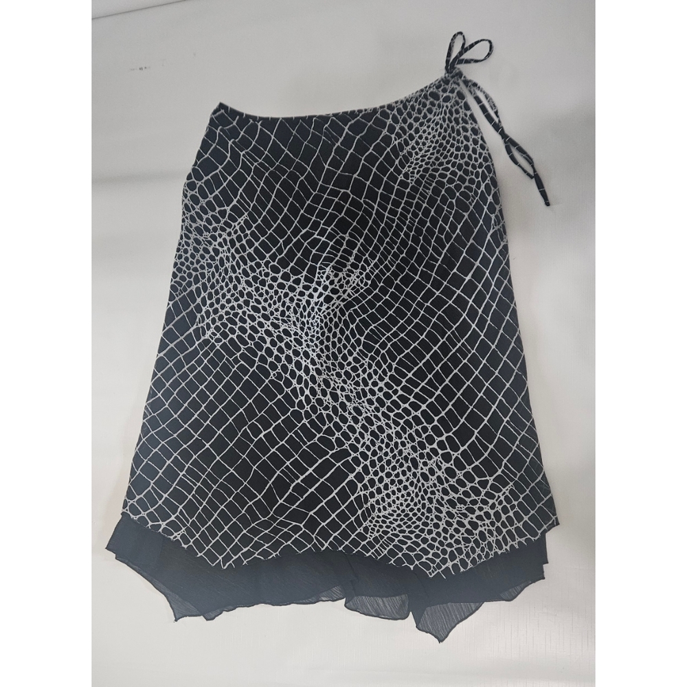 Script Black and White Grid Skirt, Asymmetrical, M, GUC ✔️